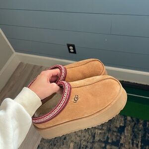 Brand new size 8 platform uggs